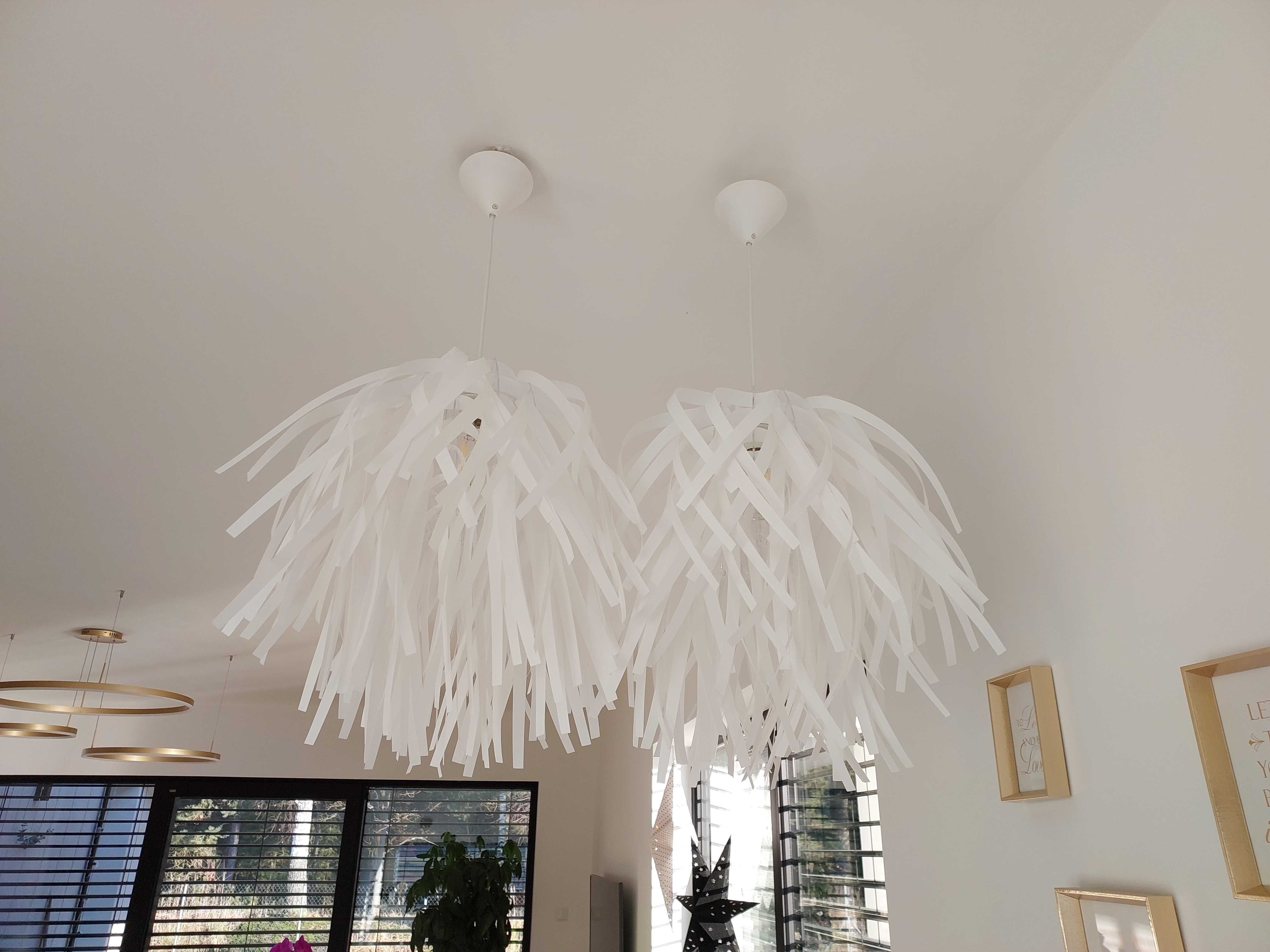 Biale wiszace lampy