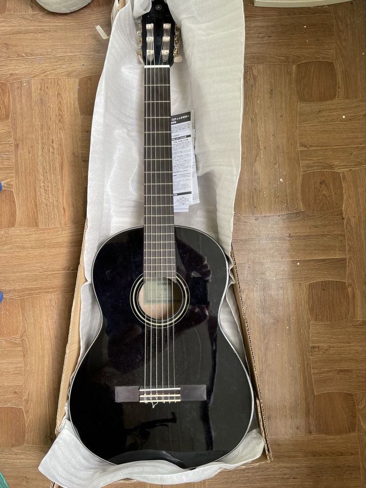 Продам новую классическую гитару Yamaha C40 black