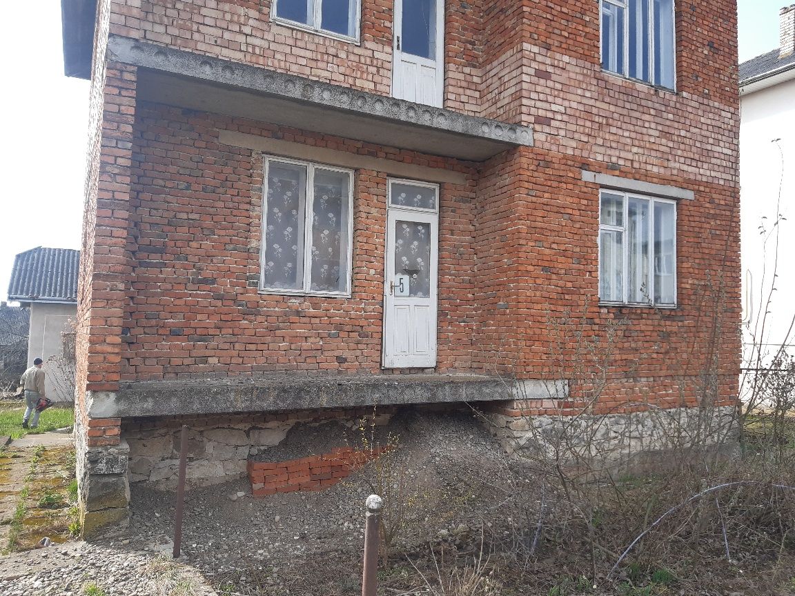 Двоповерховий будинок