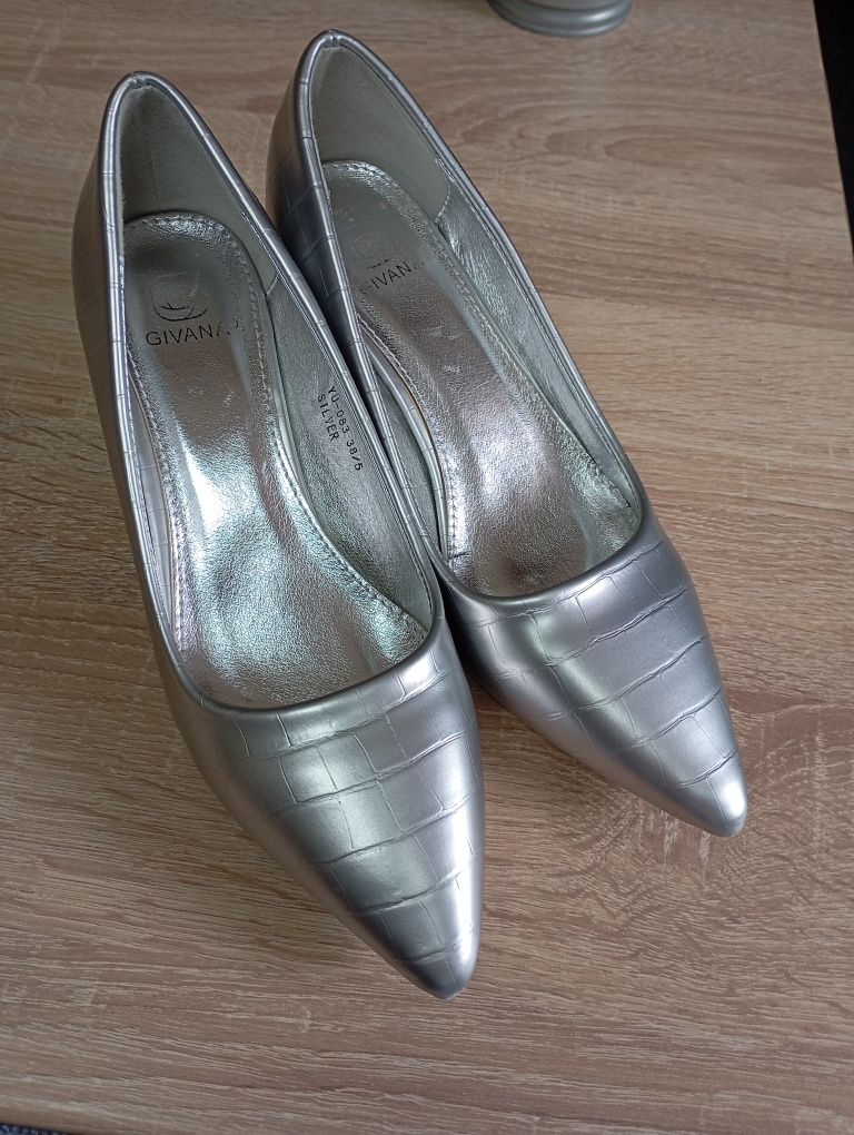 Buty na małym obcasie