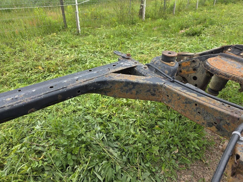 Nissan Patrol Y 60 tył ramy