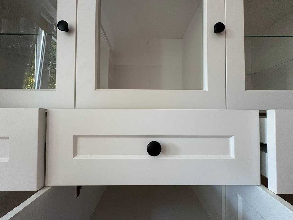 Biały kredens w idealnym stanie