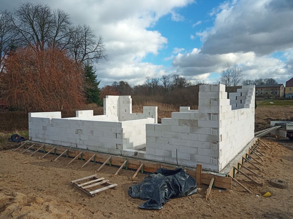 Stany surowe, stropy, murowanie ścian.