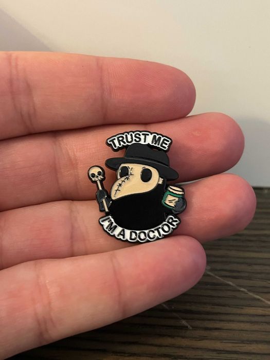 Pin Estilo "Trust Me I'm a Doctor" - Novo, Selado