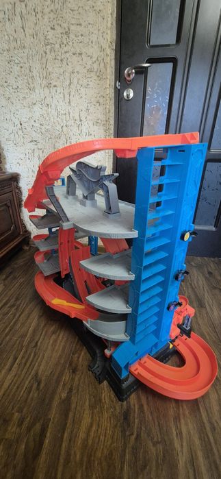 Трек Hot Wheels City Mega Garage з акулою