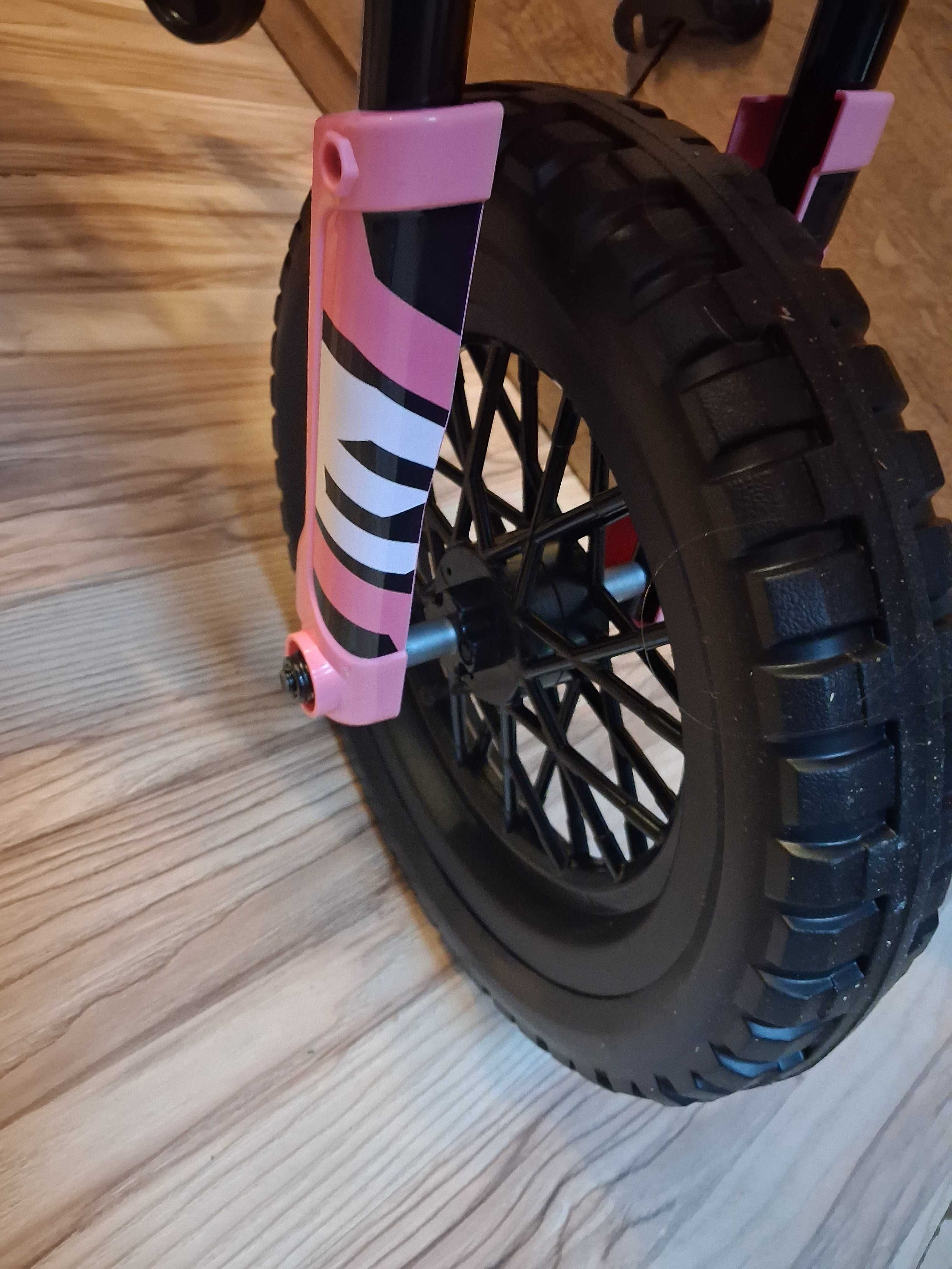 Rozowy Motor PANTONE 361C na akumulator dla dzieci Różowy + Panel audi