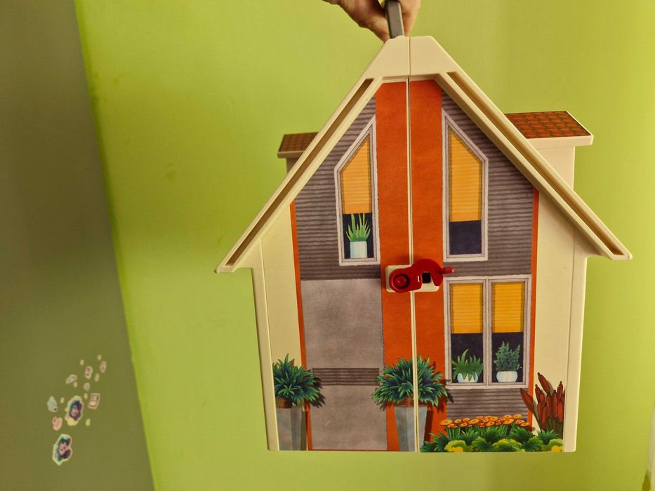 Domek przenośny Play Mobil + mebelki
