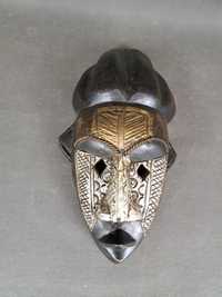 Maska afrykańska drewniana, okuta blaszką i mosiądzem