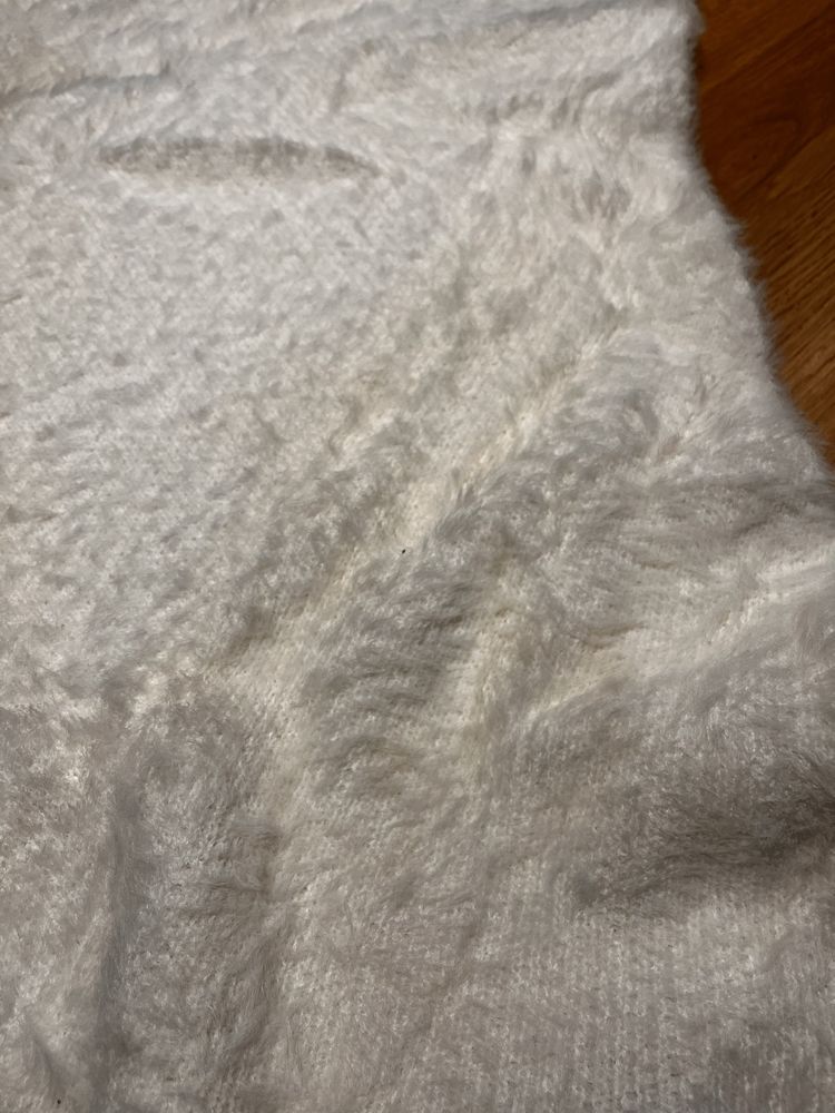 Śmietankowy sweter włochaty oversize