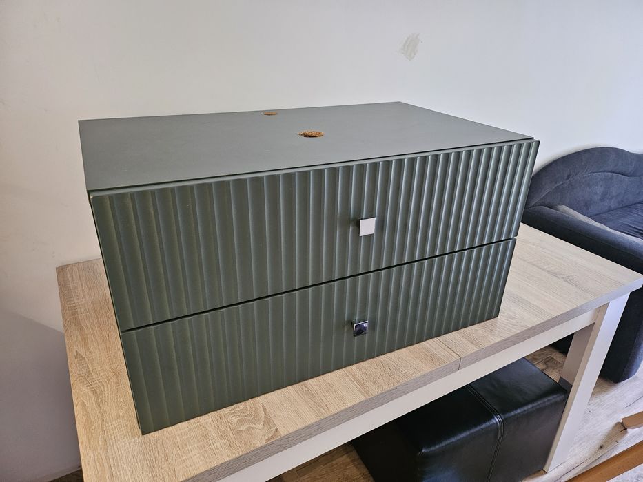 Szmaragdowa ryflowana szafka łazienkowa pod umywalkę