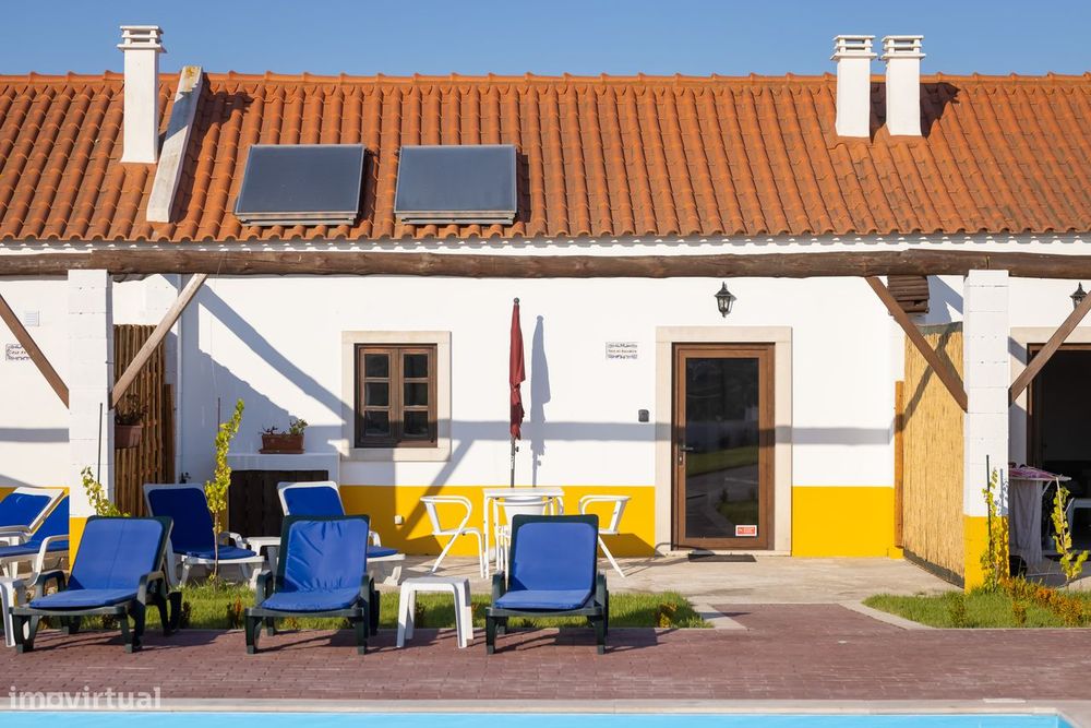 Moradia T-1  Casas do Sopé da Serra, piscina e estacionamento