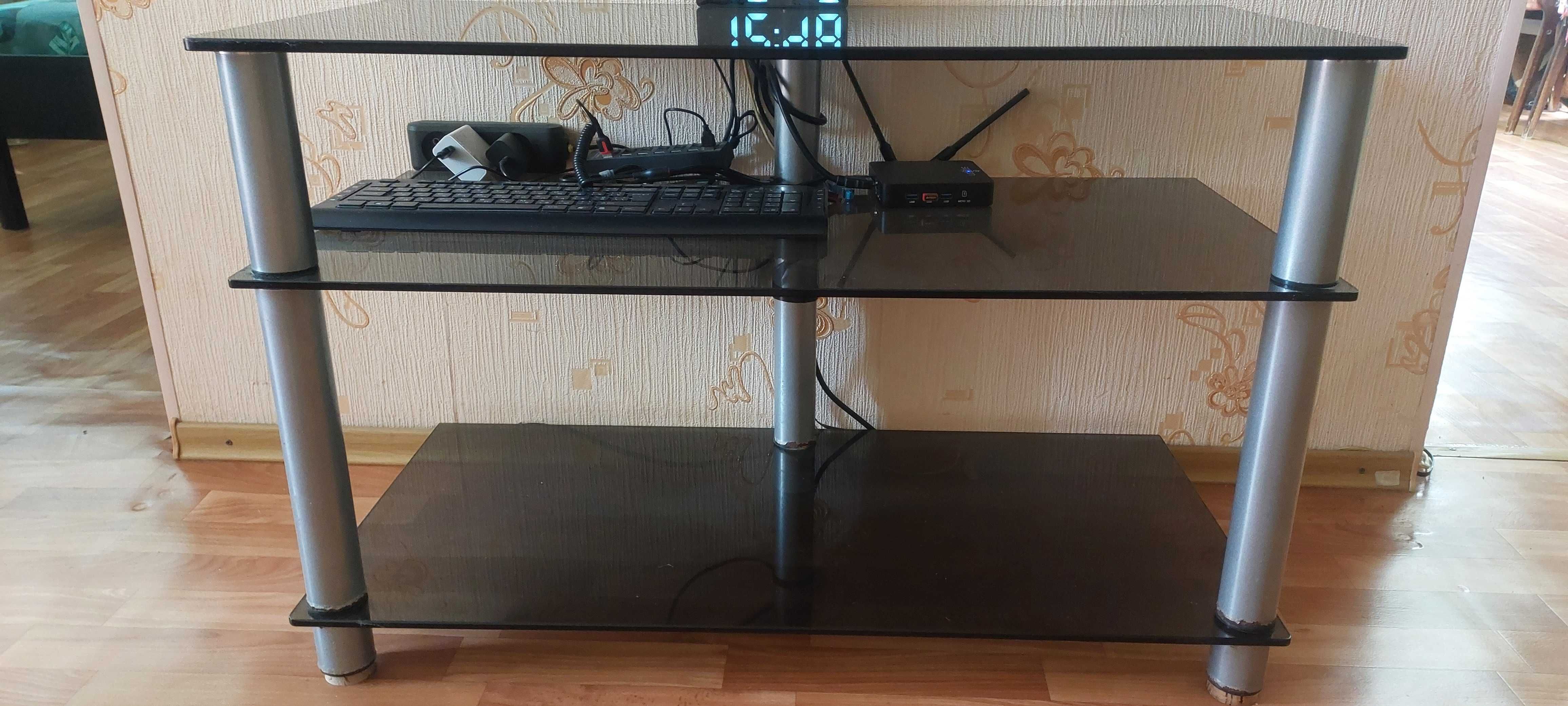 Тумба под телевизор из стекла