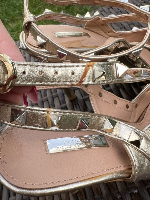 Stilettos/ sapatos de salto alto com tachas e fivelas