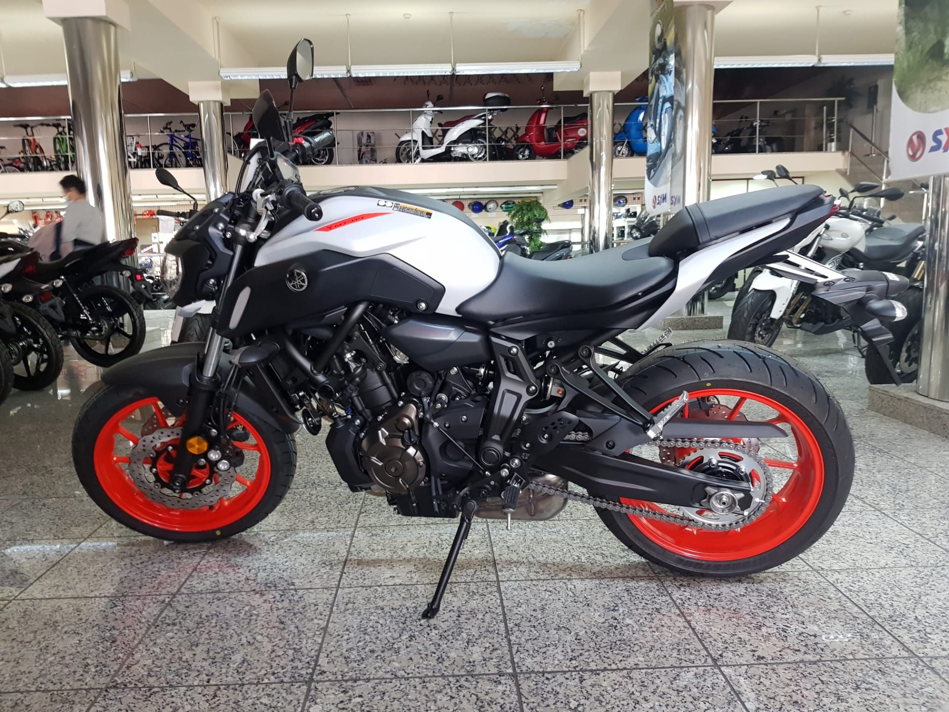 Yamaha mt 07 troco por carrinha 3 lugares caixa pequena ou venda