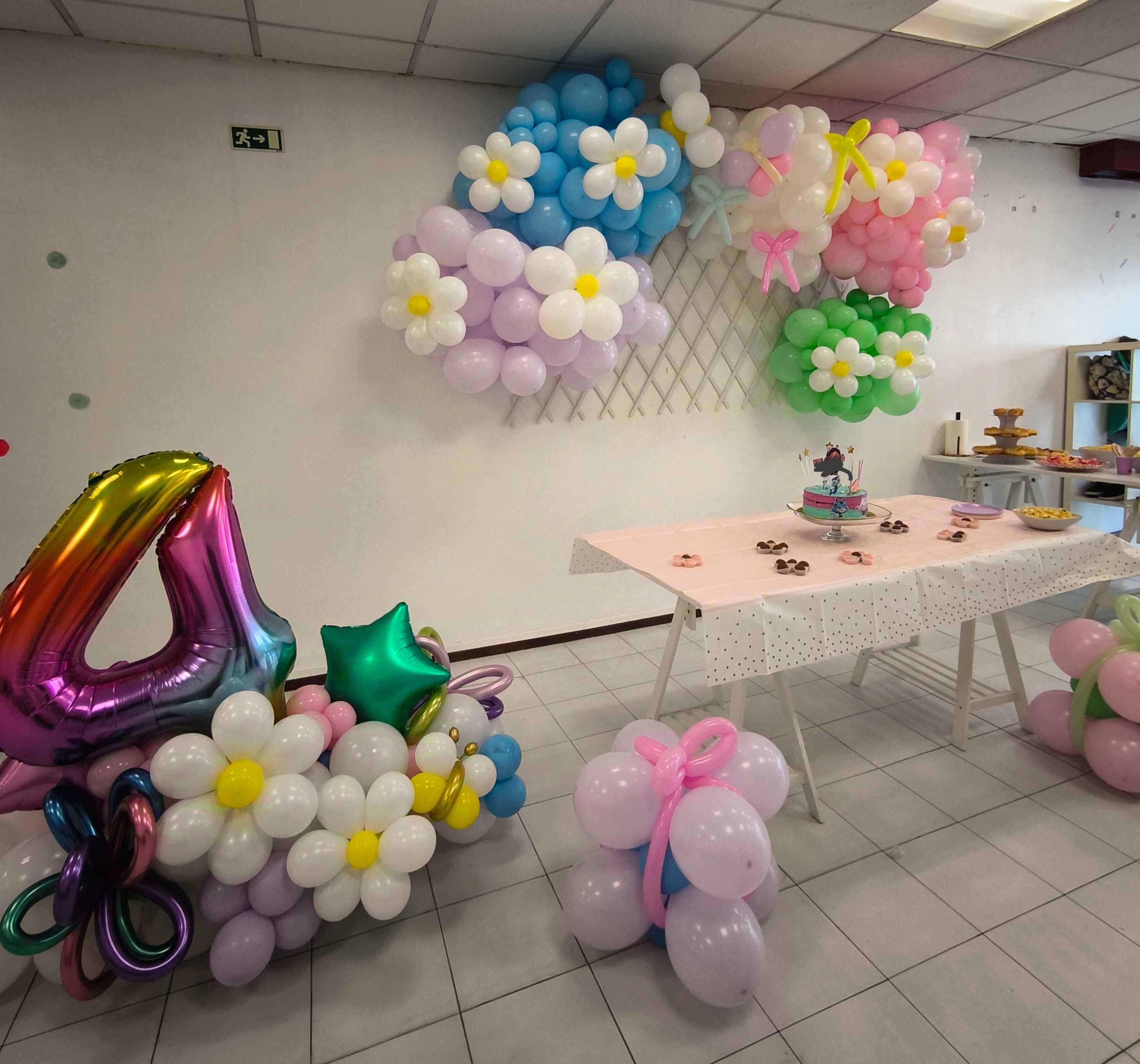 Balões coloridos com flores enchidos em molhos
