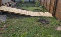 Vende-se terreno com casa de madeira