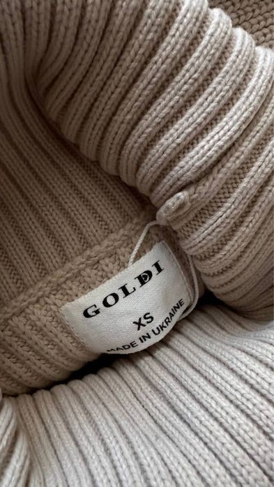 Жіноча вʼязана кофтинка