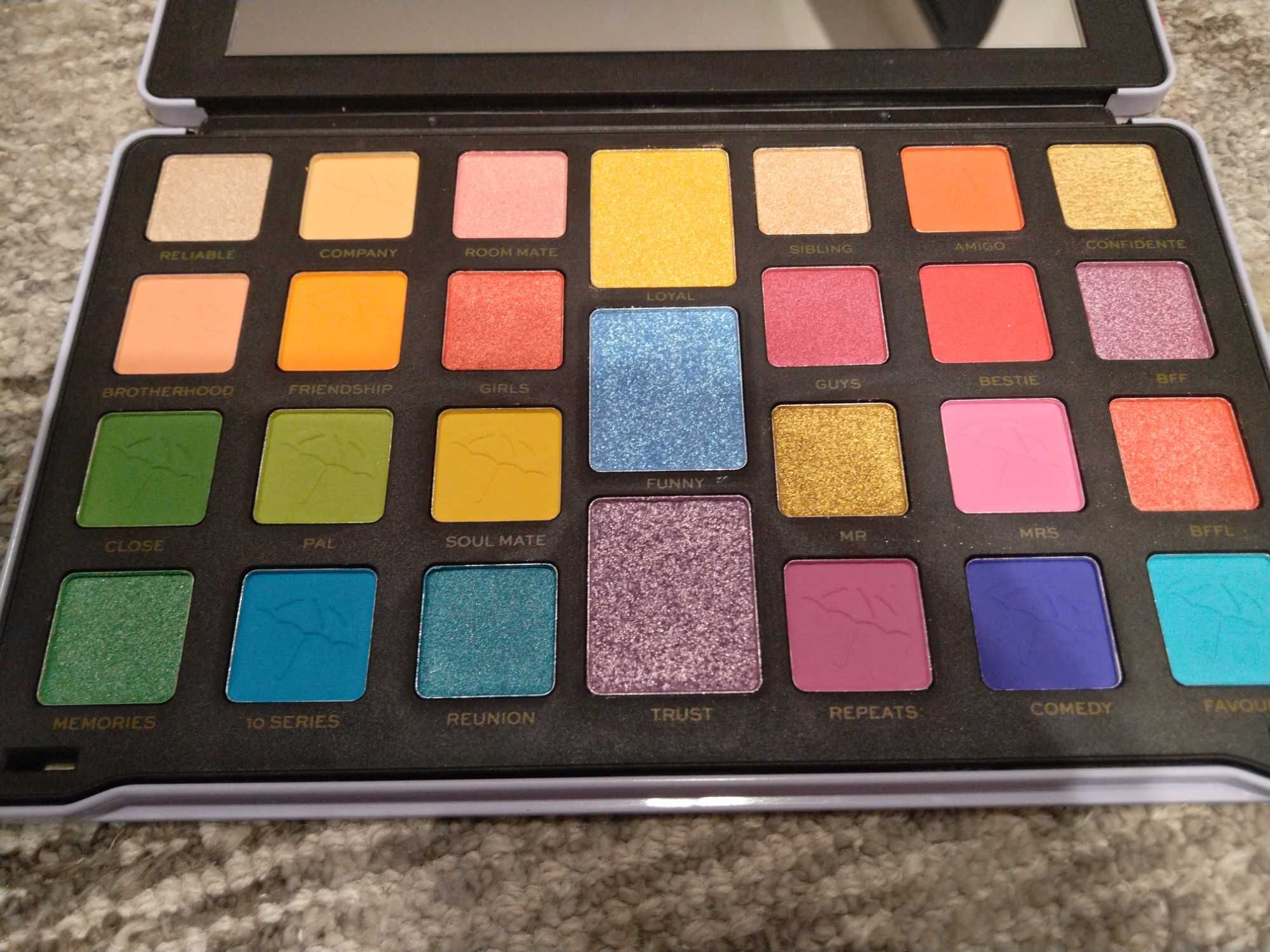 Paleta cieni Makeup Revolution Friends Nowa