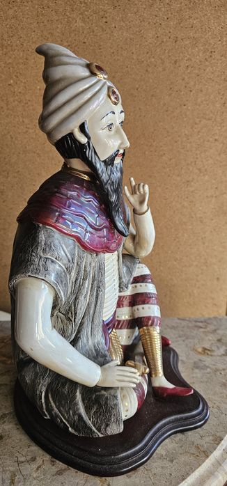 Estatueta em porcelana