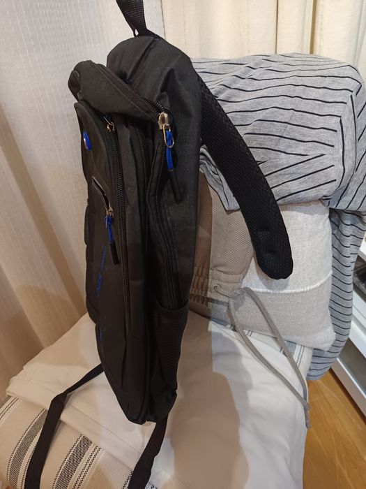 Vendo a mochila preta e azul bom estado