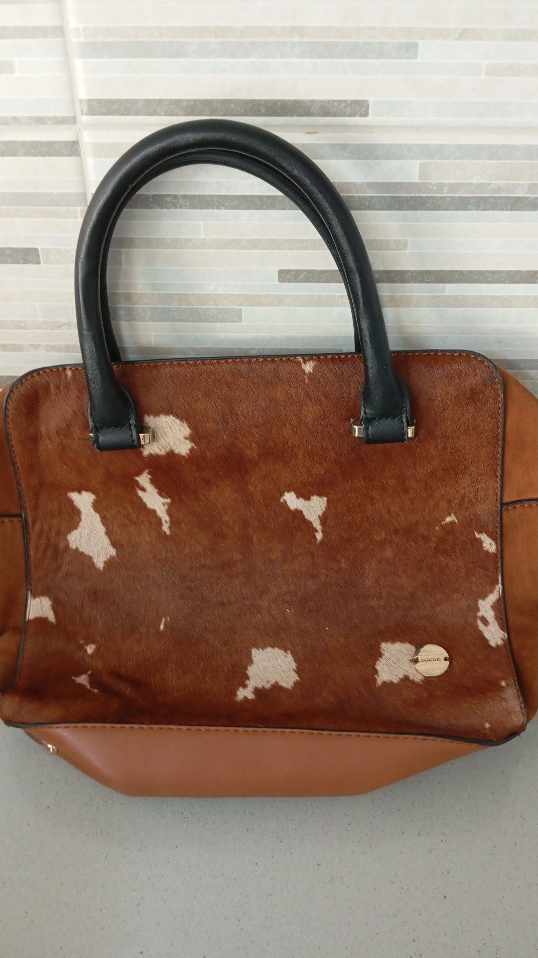 Bolsa em pele castanha e a imitar pêlo