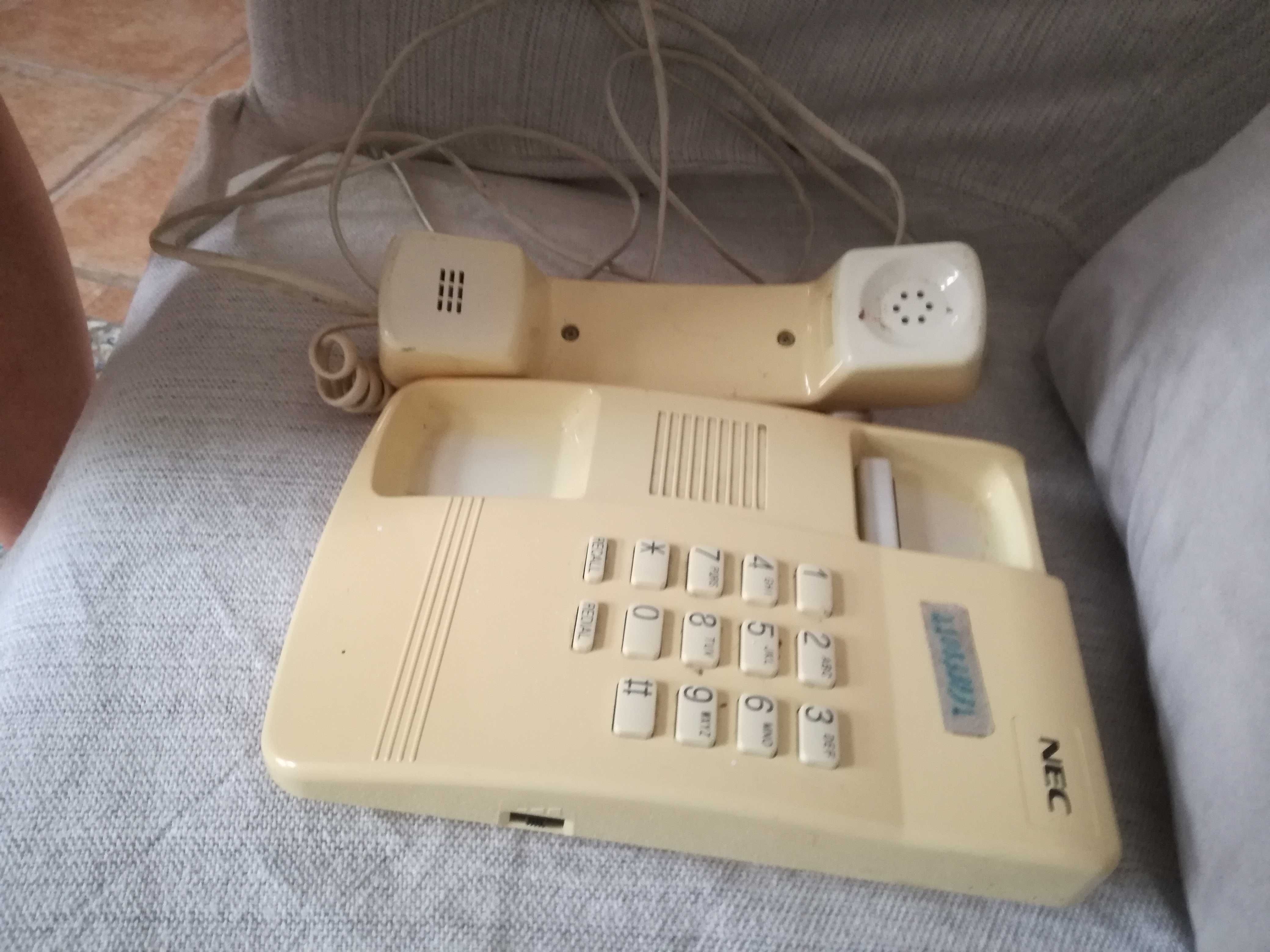Telefone com fios NEC a funcionar