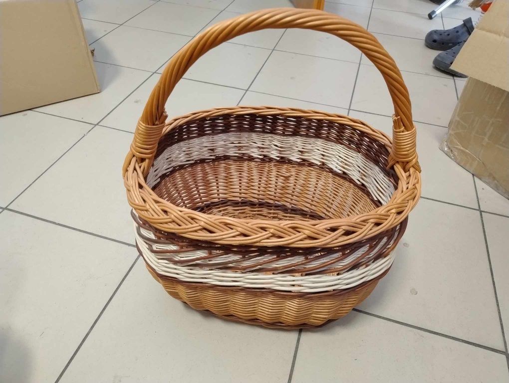 Kosz wiklinowy z rączką – solidny i elegancki