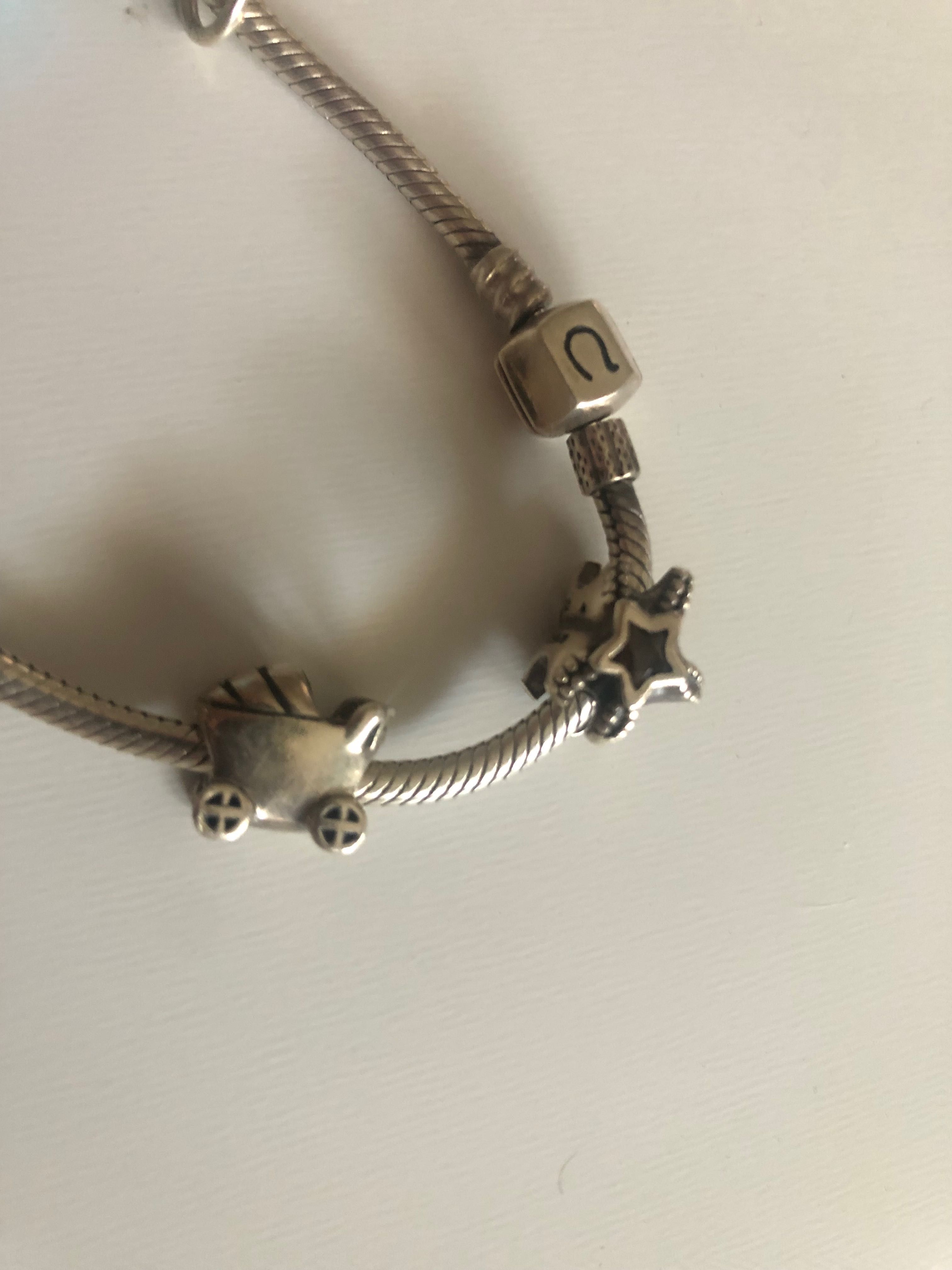 Pulseira e peças Pandora e Chamilia