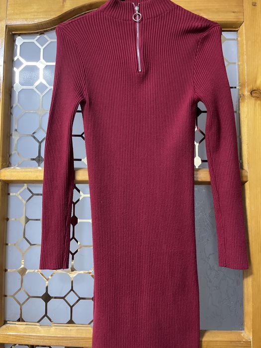 Плаття в рубчик, з замком на шиї