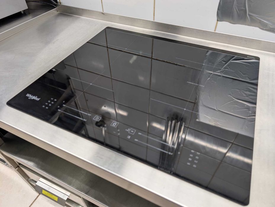 Stół nierdzewny z dwiema płytami indukcyjnymi