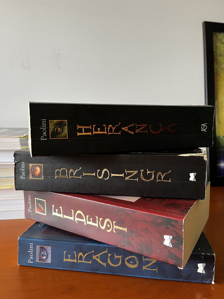 Livro juvenil de aventura/ficcao. Apenas disponível o Eragon. (5€)
