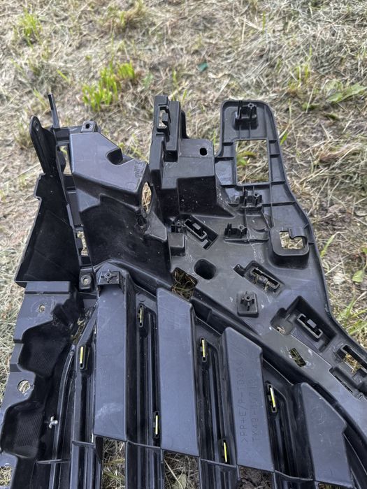 Решітка радіатора Мазда сх-9