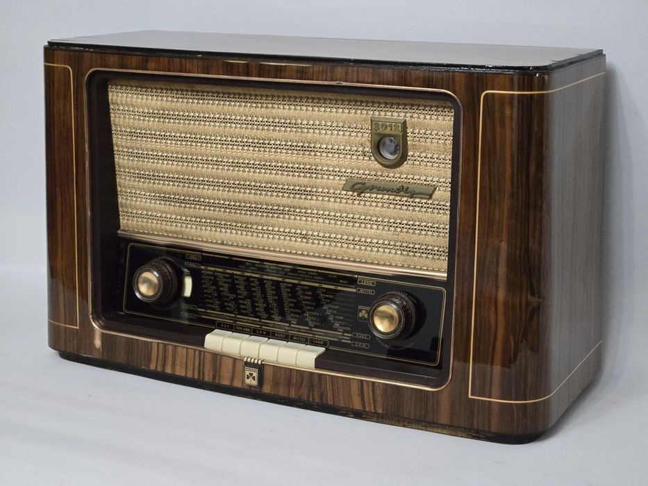 Rádio antigo reparado Grundig