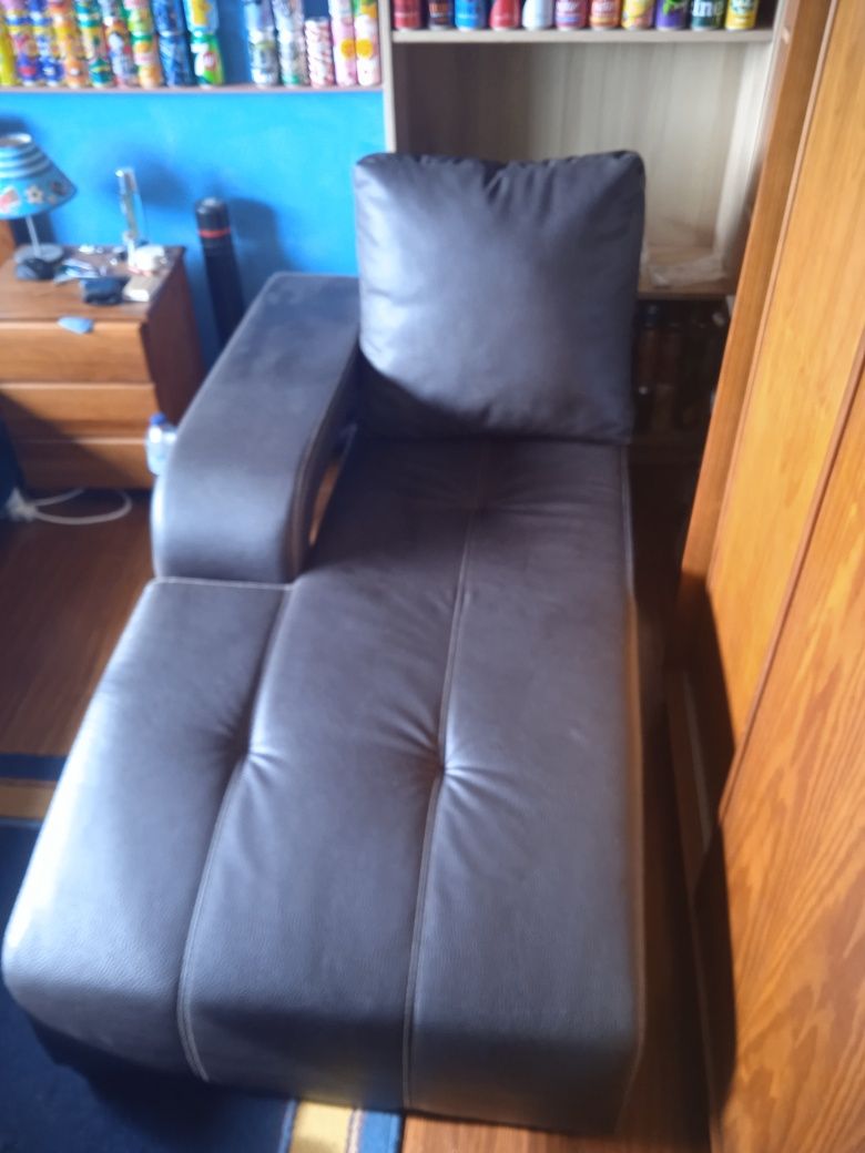 Sofá chaise longue com 2 almofadas extra