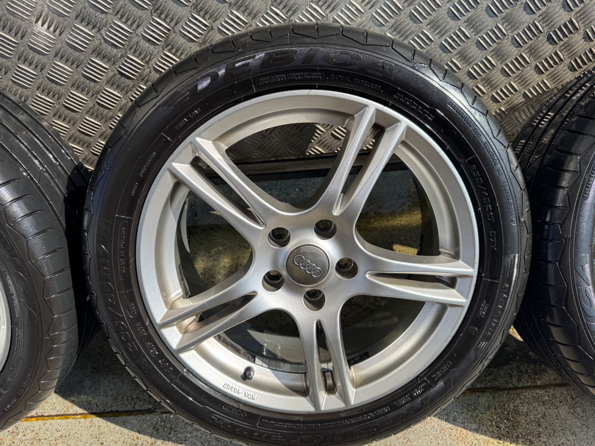 Felgi aluminiowe Audi R17 z oponami