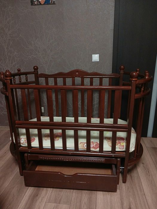 Дитяче ліжечко з натурального дерева