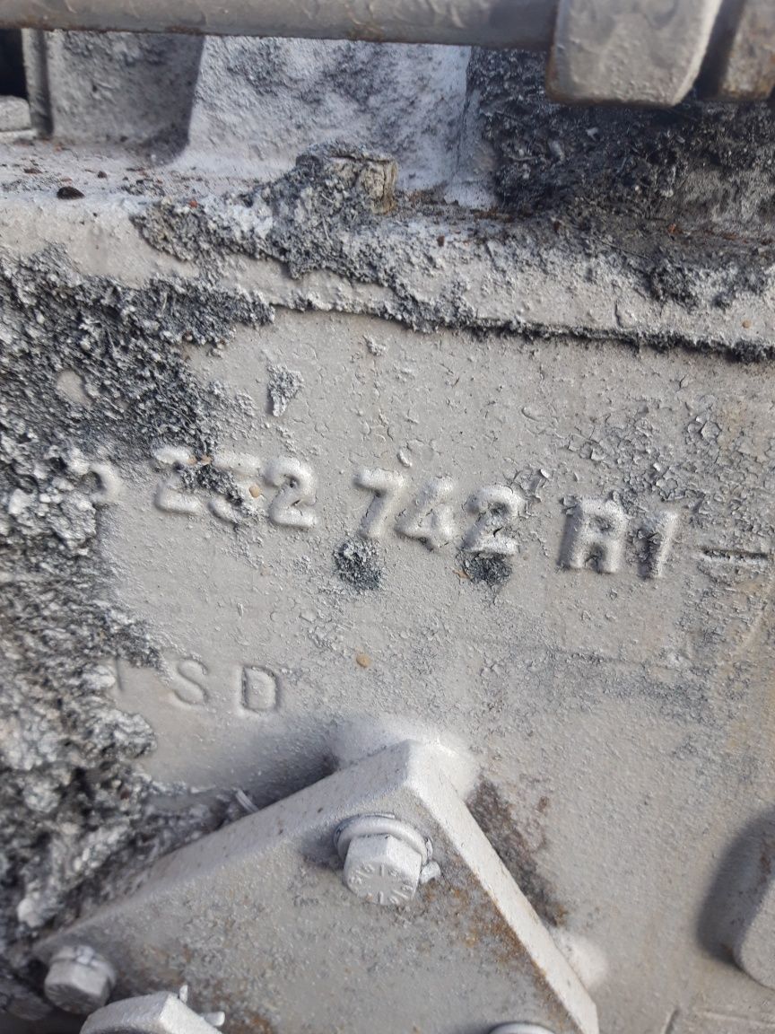 Obudowa skrzynia biegów case 745 xl wał z boku obudowa mostu R1