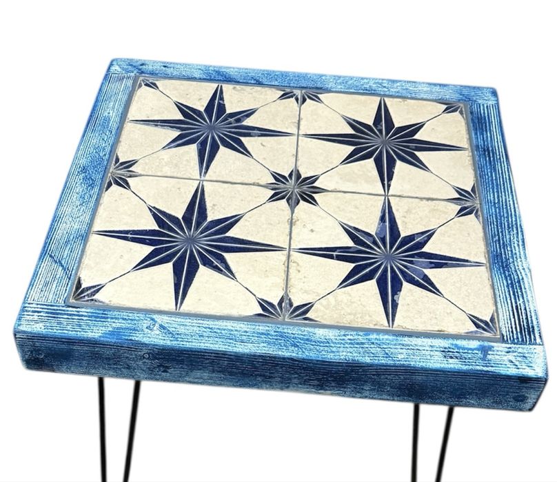 Stolik kawowy z drewna i płytek ceramicznych 48x48 z motywem gwiazdy
