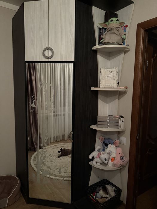 Угловой шкаф с боковыми полками