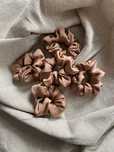 Gumka typu scrunchie satynowa duża