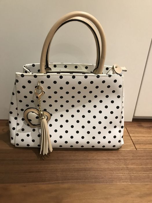 Carteira branca com bolas pretas