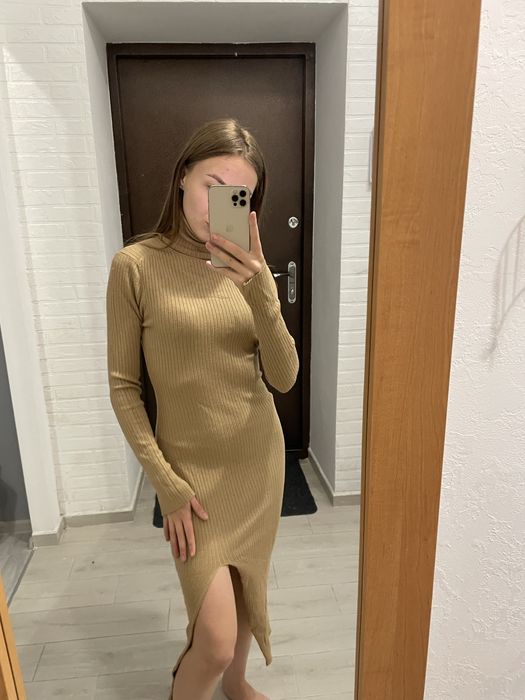 Сукня в гарному кольорі з розрізом