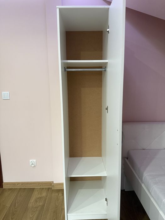 Biala szafa słupek