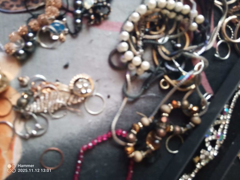 Sztuczna biżuteria mix około 1.5 kg