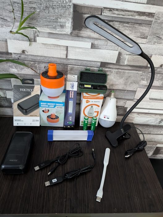 Комплект від Блекауту LED лампи аккумуляторні кабель зарядка повербанк