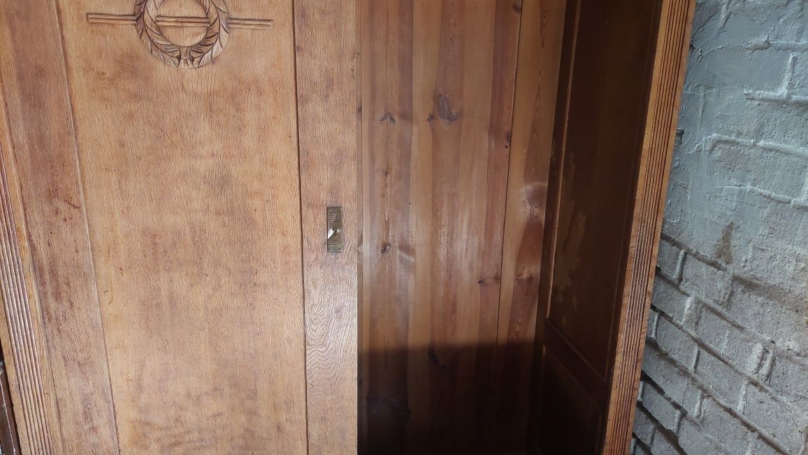 Szafa z litego drzewa
