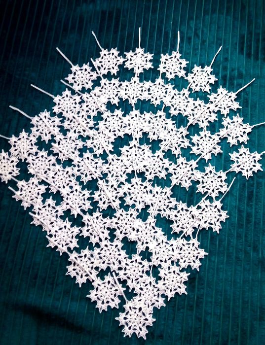 Zestaw 50 śnieżynek wykonanych na szydełku