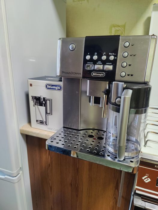 Кавоварка Delonghi Primadonna.