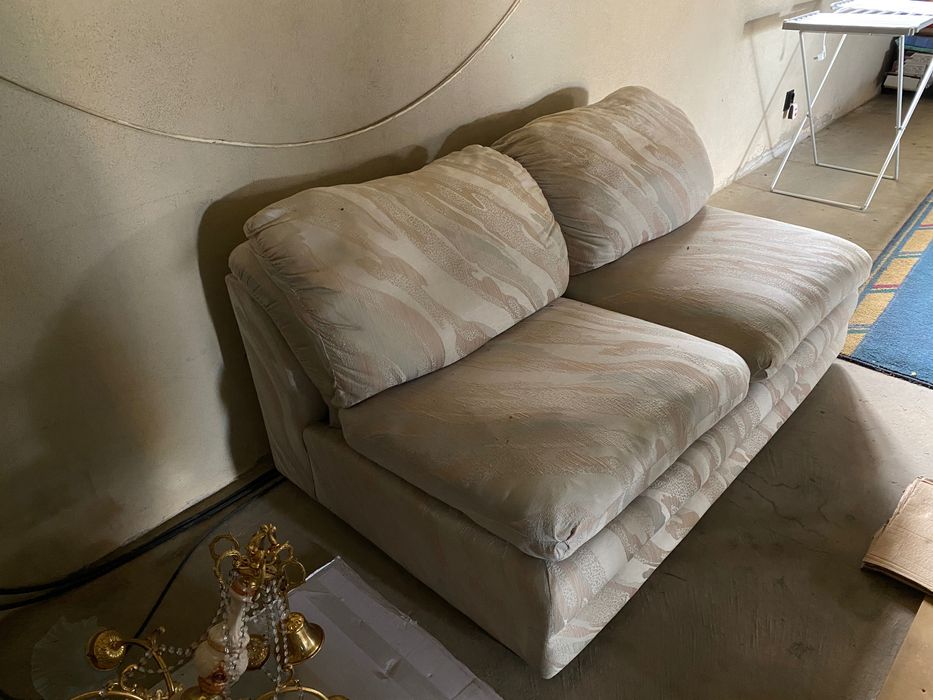 Sofá de dois lugares (gratuito, a recolher no local)