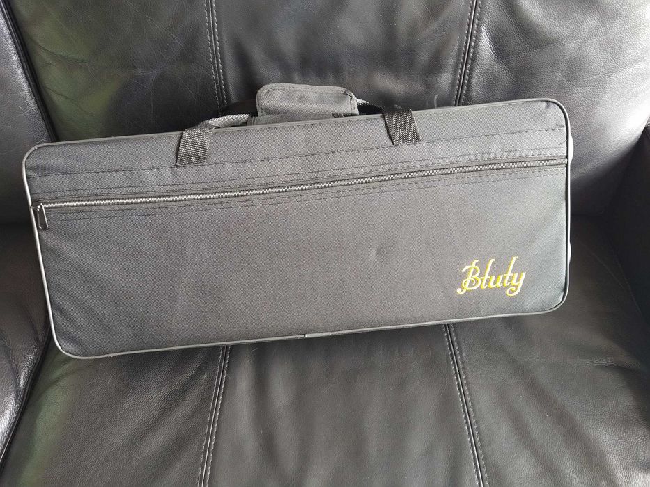 Saxofone alto em bronze vermelho. Novo em embalagem